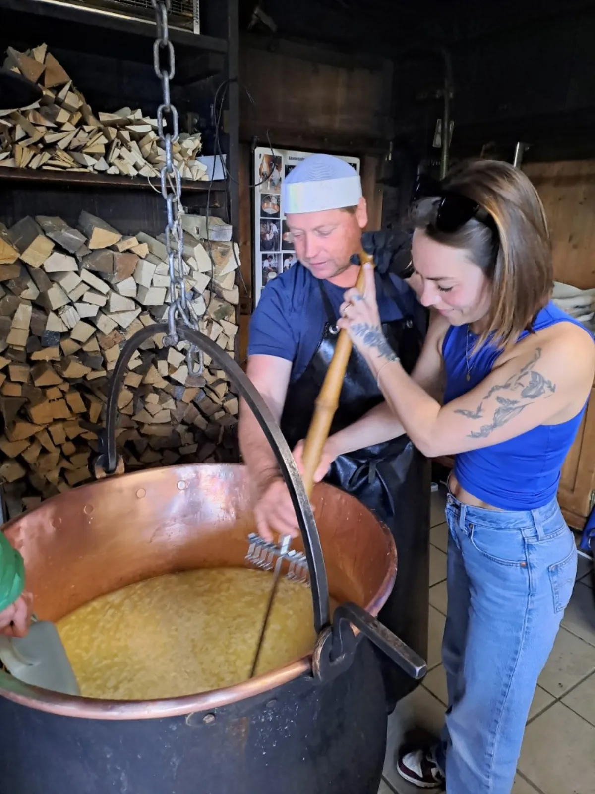 奶酪师在铜锅前工作 - 大奶 的匠心工艺